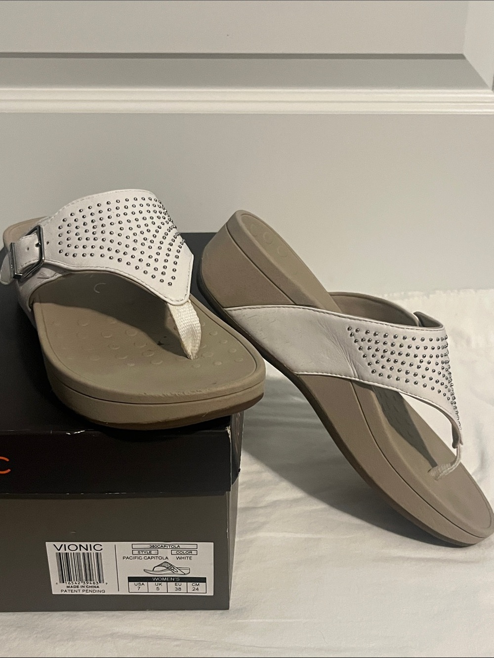 Vionic Capitola Sandals White Sz 7 Orthotic Comfort Platform Studded Thong Wedge